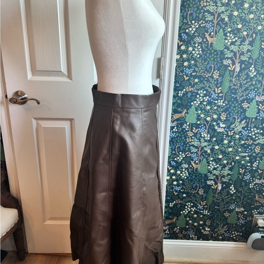 Elegant Brown Leather Skirt - Picture 4 of 7
